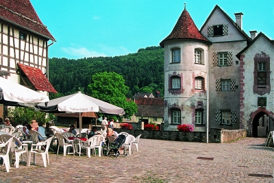 Begleiten Sie uns auf einer entspannten Busfahrt zum malerischen Wasserschloss Glatt.